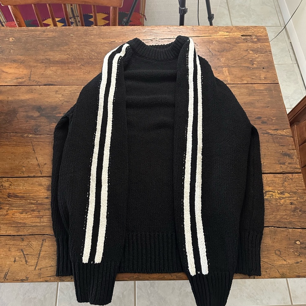 Men’s Black and white knit sweater